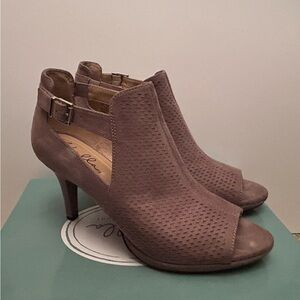 Tan/brown suede peep toe heels